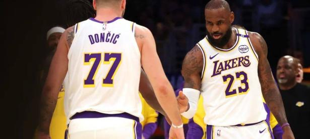 黑白体育-东契奇在SKT比赛中比赛规则变更，比赛局势复杂引发热议！上演精彩一战(赛末点138分钟版完整版伍迪艾伦)