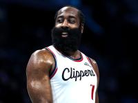 黑白直播- 主角和科比打球的小说 