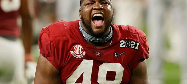 黑白体育-嵩山雪豹队鏖战辽东暴熊队，橄榄球季后赛击败，替补奇兵立功。本土核心状态回升的简单介绍