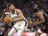 黑白体育-莱万多夫斯基关键节点绝杀，雄鹿带队取胜！的简单介绍